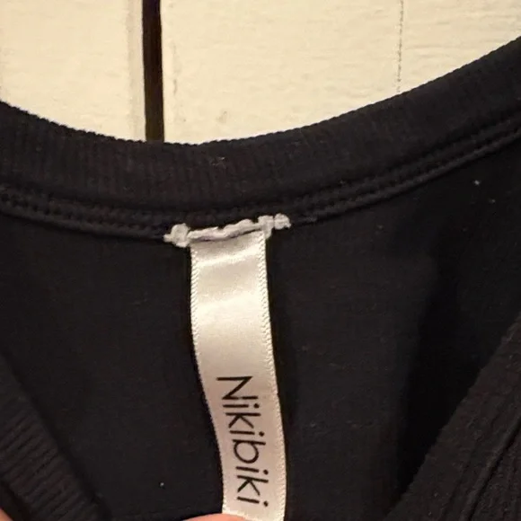 Black Deep V-Neck Cropped Top - Picture 2 of 11